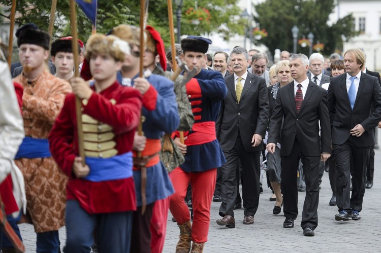 Kövér László, az Országgyűlés elnöke és Stayer László polgármester a Nógrád megyei önkormányzat és Szécsény önkormányzatának ünnepi közgyűlése előtt Szécsényben (MTI Fotó: Komka Péter)