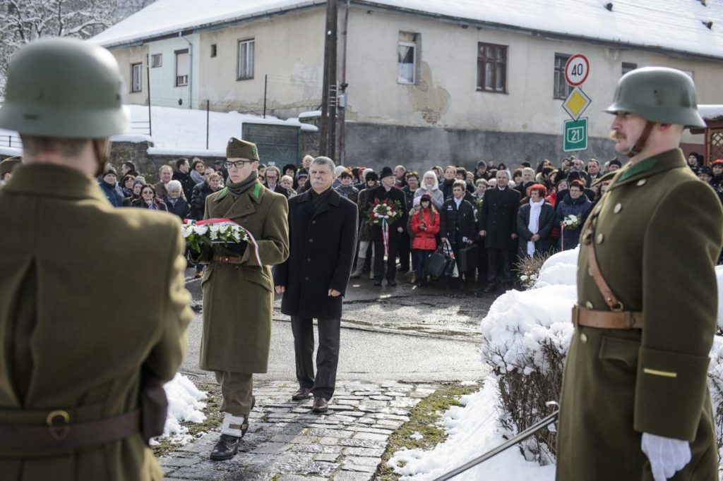 Az ünnepség végén a résztvevők megkoszorúzták a somoskőújfalui Hazatérés emlékművet (MTI Fotó: Komka Péter)