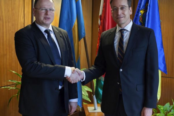 Skuczi Nándor, a Nógrád Megyei Közgyűlés elnöke és Rákossy Balázs európai uniós forrásokért felelős államtitkár