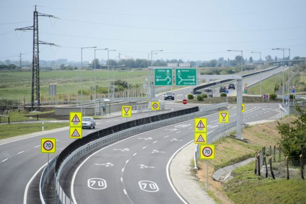 A 21. számú főút felújított szakasza Jobbágyi közelében (MTI Fotó: Komka Péter)