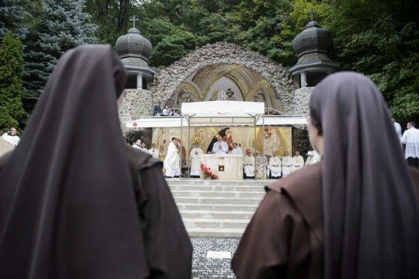 Erdő Péter bíboros, esztergom-budapesti érsek beszédet mond a mátraverebély-szentkúti nemzeti kegyhely felújított külső liturgikus terének és új létesítményeinek átadási ünnepségén (MTI Fotó: Komka Péter)