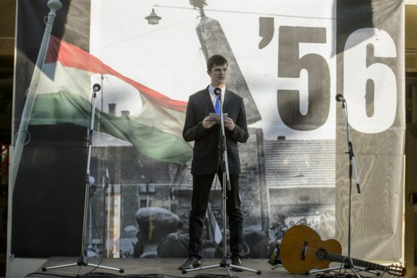Dániel Zoltán alpolgármester beszédet mond az '56-os forradalom és szabadságharc emléknapján rendezett megemlékezésen (MTI Fotó: Komka Péter)
