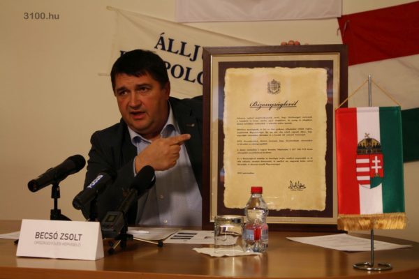 3100.hu Fotó: Becsó Zsolt a sajtótájékoztatón - emlékeztetőül - bemutatta az adósságkonszolidáció bizonyságlevelét