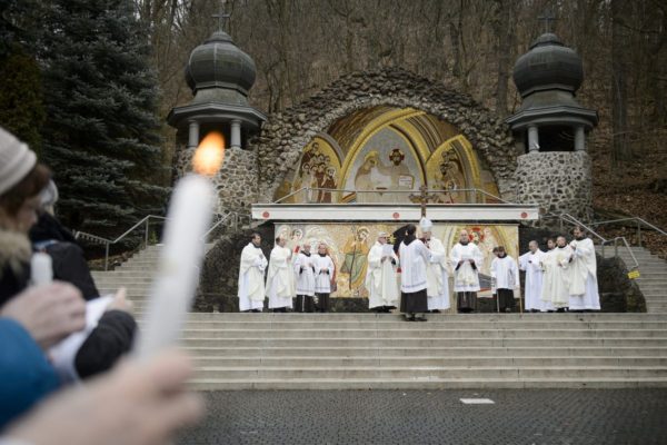 Majnek Antal munkácsi megyéspüspök a Gyertyaszentelő Boldogasszony ünnepén, kedden tartott szabadtéri szertartáson a mátraverebély-szentkúti nemzeti kegyhelyen (MTI Fotó: Komka Péter)