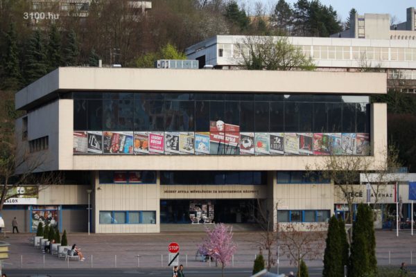3100.hu Fotó: A Zenthe Ferenc Színház otthona, a József Attila Művelődési és Konferencia Központ