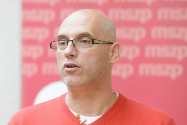 Tóbiás József, a Magyar Szocialista Párt elnök-frakcióvezetője a párt lakossági fórumán szombaton Szécsényben (MTI Fotó: Komka Péter)
