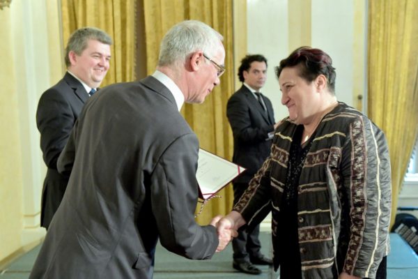 Balog Zoltán minisztertől és Czibere Károly államtitkártól Pro Familiis díjat vehetett át Berki Judit (EMMI Fotó: Bartos Gyula)