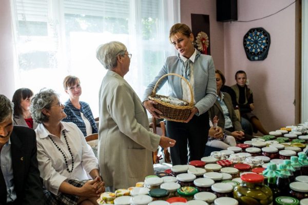 Herczegh Anita, Áder János köztársasági elnök felesége és Nyilas Kálmánné, a Tápláló szeretet program kezdeményezője a Naplemente Idősek Klubjában, Kecskemét-Hetényegyházán (MTI Fotó: Ujvári Sándor)