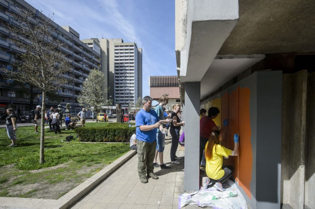 A Balázs János festőművész munkásságát bemutató szabadtéri tárlat kialakításán összesen több mint félszáz önkéntes dolgozott a múlt hétvégén (MTI Fotó: Komka Péter)