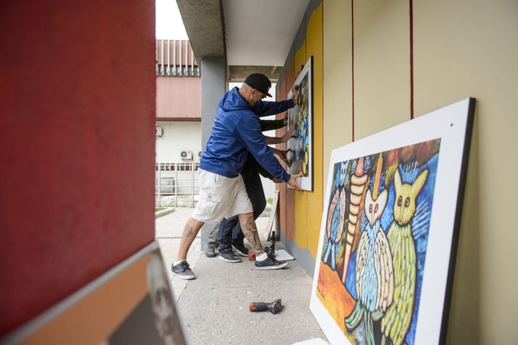 A Balázs János festőművész munkásságát bemutató szabadtéri tárlat kialakításán összesen több mint félszáz önkéntes dolgozott a múlt hétvégén (MTI Fotó: Komka Péter)
