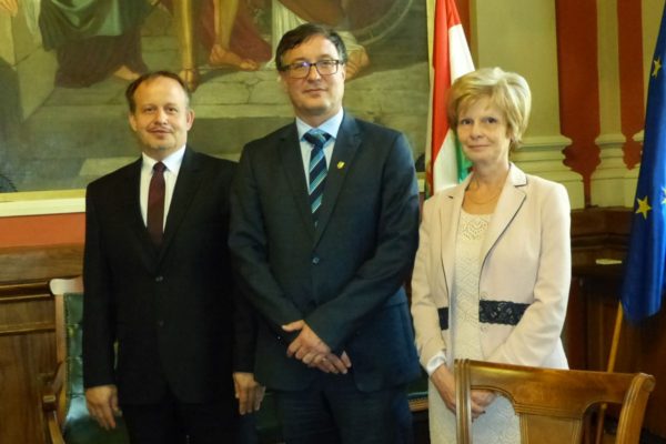 Gembiczki Ferenc, a Salgótarjáni Szakképzési Centrum főigazgatója, Dr. Heidrich Balázs, a BGE rektora és Juhászné Janik Beatrix, a Táncsics Mihály Szakgimnáziuma igazgatója