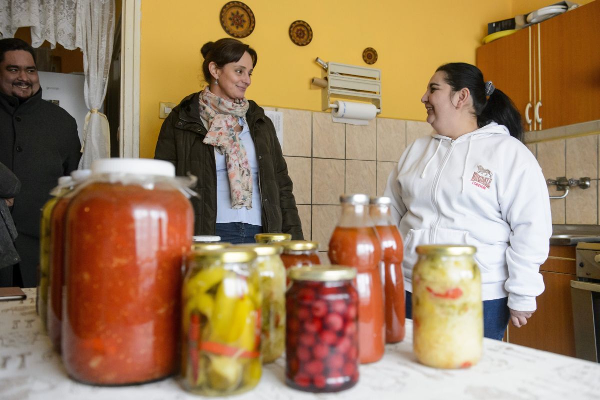 Langerné Victor Katalin, az Emberi Erőforrások Minisztériumának társadalmi felzárkózásért felelős helyettes államtitkára (jobbra) és Berki Viola, a korábbi Mintakertprogram résztvevője (Fotó: MTI/Komka Péter)