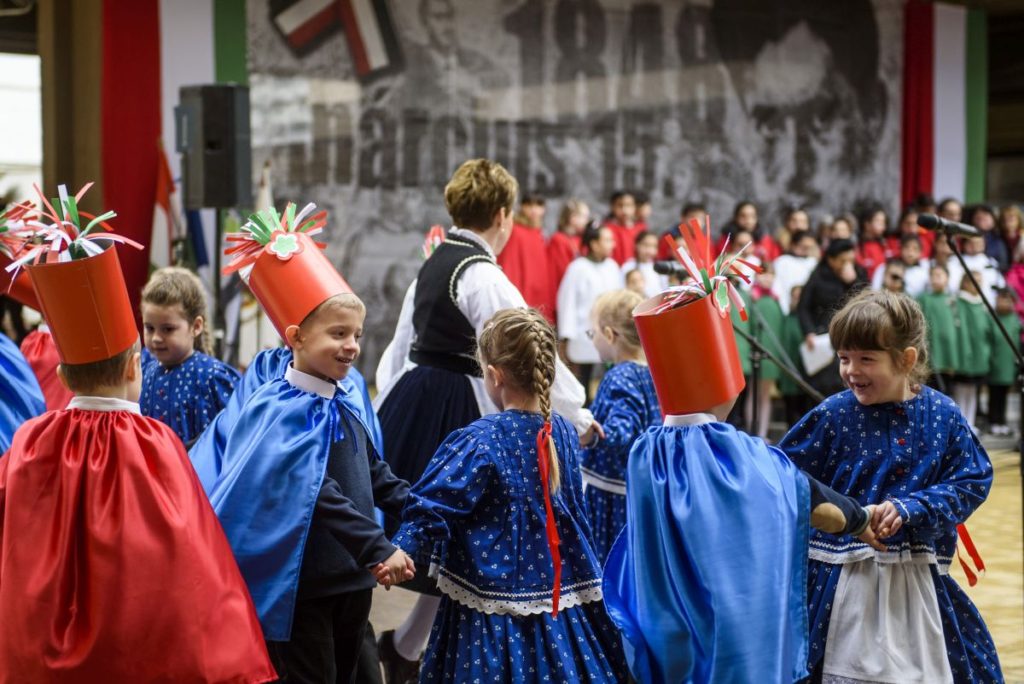 Óvodások műsora az 1848/49-es forradalom és szabadságharc emléknapja alkalmából tartott városi ünnepségen (Fotó: MTI/Komka Péter)