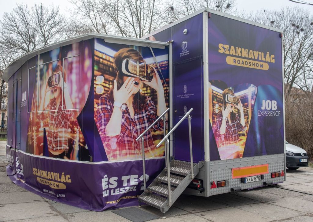 A "Szakmavilág" roadshow interaktív eszközökkel felszerelt kamionja (Fotó: Balog Violetta | NKIK)