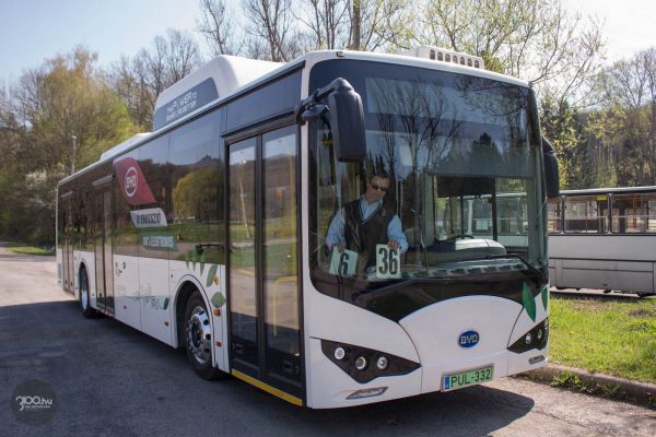 Salgótarján első, a tömegközlekedésben forgalomba állított elektromos autóbusza 2019. április 15-én (Fotó: 3100.hu)