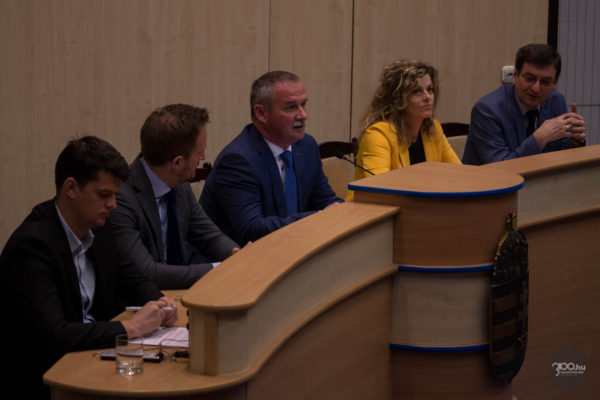3100.hu Fotó: Dániel Zoltán és Huszár Máté alpolgármesterek, Fekete Zsolt polgármester, Romhányi Katalin jegyző és Varga Tamás aljegyző Salgótarján Közgyűlésének március végi ülésén