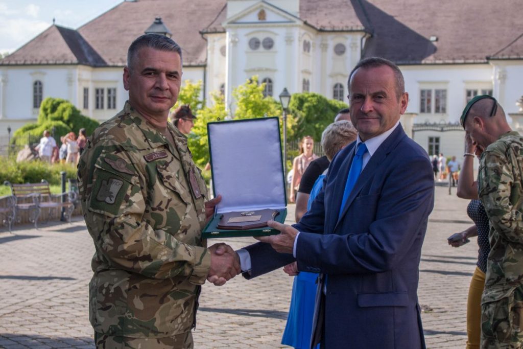 Apáti Zoltán dandártábornok és Szabó Sándor kormánymegbízott (Fotó: Nógrád Megyei Kormányhivatal)