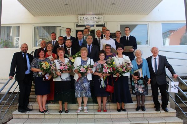 Az idei kitüntetettek és a pásztói városvezetők a díjátadó ünnepséget követően (Fotó: Lakatos Kati)