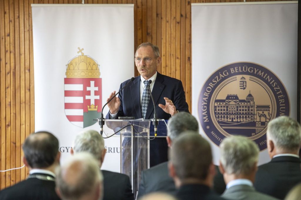 Pintér Sándor belügyminiszter a Felzárkózó települések hosszú távú programjában szereplő első 31 település önkormányzati vezetőinek tartott tájékoztatón Tiszaburán (Fotó: Árvai Károly/kormany.hu)