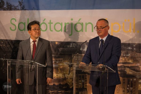 3100.hu Fotó: Choi Jae Young, a Bumchun Precision elnökhelyettese és Fekete Zsolt, Salgótarján polgármestere