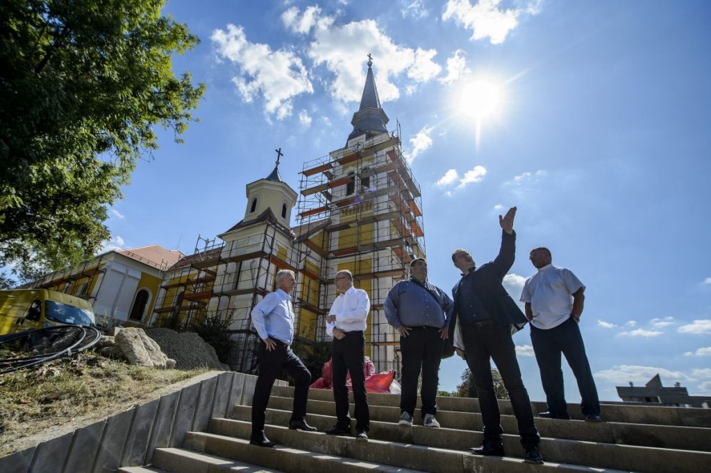 Soltész Miklós államtitkár, Szabó Csaba polgármesterjelölt, Becsó Zsolt országgyűlési képviselő, Skuczi Nándor, a Nógrád Megyei Önkormányzat Közgyűlésének elnöke és Varga András esperes-plébános a sajtótájékoztató után a felújítás alatt álló salgótarjáni főplébánia templom előtt (Fotó: MTI/Komka Péter)