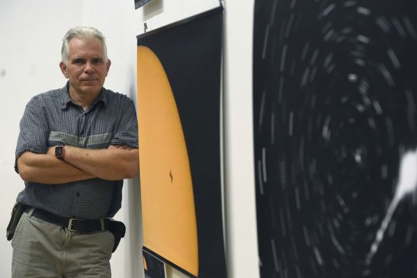 Komka Péter, az MTI fotóriportere áll az egyik fotója mellett a Csillag-képek című országos asztrofotó-kiállítás megnyitóján a Magyar Természettudományi Múzeumban 2019. október 5-én (Fotó: MTI/Bruzák Noémi)
