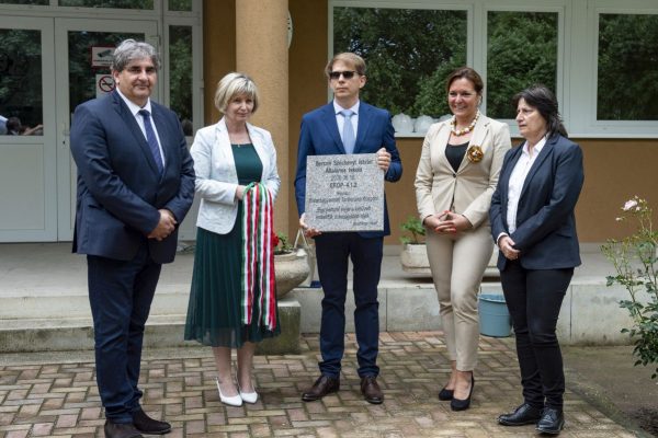 Balla Mihály országgyűlési képviselő, Nagyné Barna Orsolya tankerületi igazgató, Batta Tibor polgármester és iskolaigazgató, Vitályos Eszter államtitkár és Hajnal Gabriella, a Klebelsberg Központ elnöke az alapkőletételi ünnepségen (Fotó: MTI/Komka Péter)