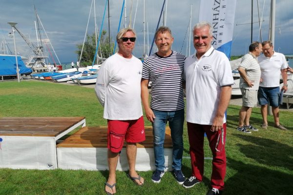 Náray Vilmos szövetségi elnök, Simon Lajos színházigazgató és ifjabb Zenthe Ferenc a vitorlásversenyen (Fotó: Zenthe Ferenc Színház)