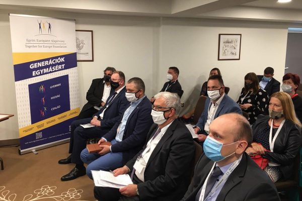 A magyar fiatalok helyben boldogulásáról tartottak konferenciát Hollókőn (Fotó: Balla Mihály | Facebook)