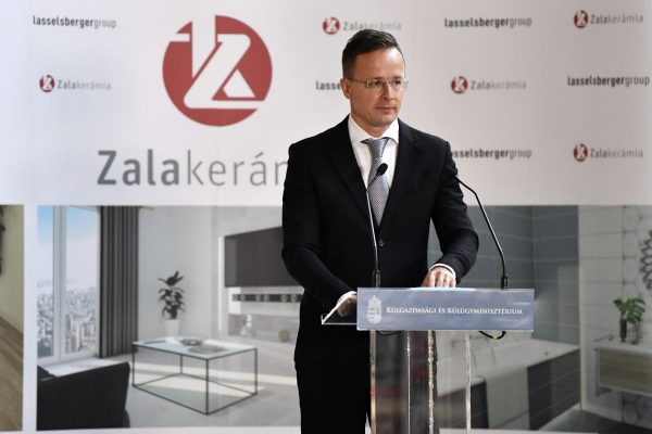 Szijjártó Péter külgazdasági és külügyminiszter beszédet mond a Zalakerámia Zrt. beruházástámogatói okiratának átadásán Romhányban 2020. október 20-án. MTI/Máthé Zoltán