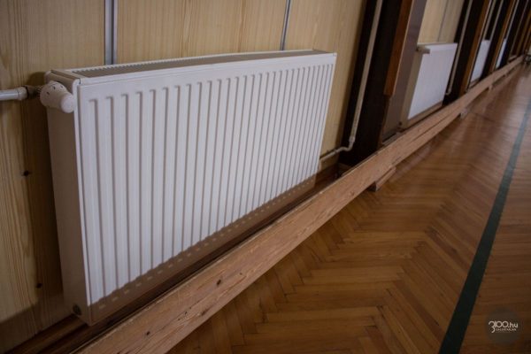 A mátranováki iskolában már megvalósult a homlokzati nyílászárók cseréje, a homlokzati falak és a padlásfödém hőszigetelése. Az épületben található korszerűtlen gázkazánokat kondenzáció kazánokra cserélték, melyet programozható fűtésszabályozás egészít ki. A radiátorokra termosztatikus szelepeket szereltek. (Fotó: 3100.hu)