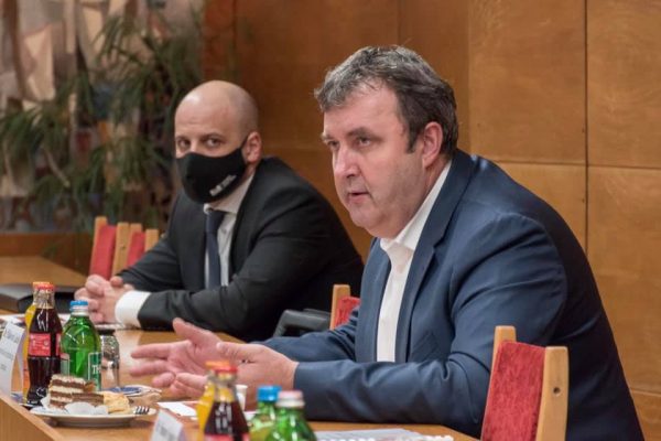 Nagy Balázs, az Innovációs és Technológiai Minisztérium stratégiai ügyekért felelős helyettes államtitkára és Palkovics László innovációs és technológiai miniszter az Északkelet-magyarországi Gazdaságfejlesztési Zónával kapcsolatos egyeztetésen a salgótarjáni Megyeházán, 2020. december 12-én (Fotó: Skuczi Nándor közszereplő | Facebook)