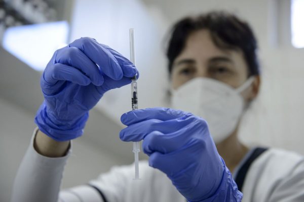 A Pfizer-BioNTech koronavírus elleni vakcináját készítik elő oltáshoz a salgótarjáni Szent Lázár Megyei Kórházban 2021. február 25-én (Fotó: MTI/Komka Péter)
