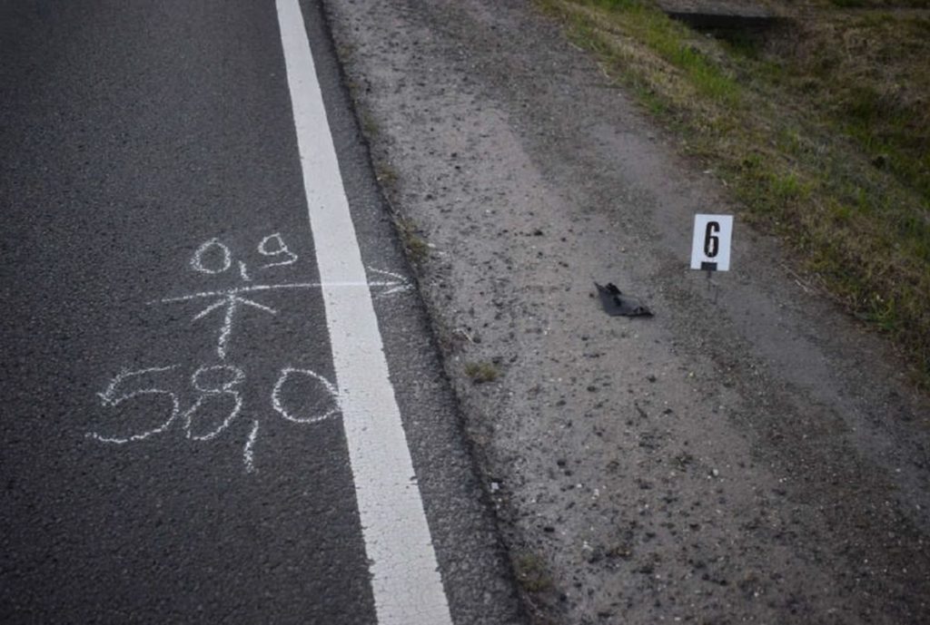 Felvétel a baleset helyszínéről - a képen a kisteherautó letört alkatrésze látszik (Fotó: Nógrád Megyei Rendőr-főkapitányság)