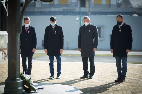 A salgótarjáni városvezetés főhajtása a Múzeum téri Széchenyi-szobor előtt (Fotó: Fekete Zsolt | Facebook)