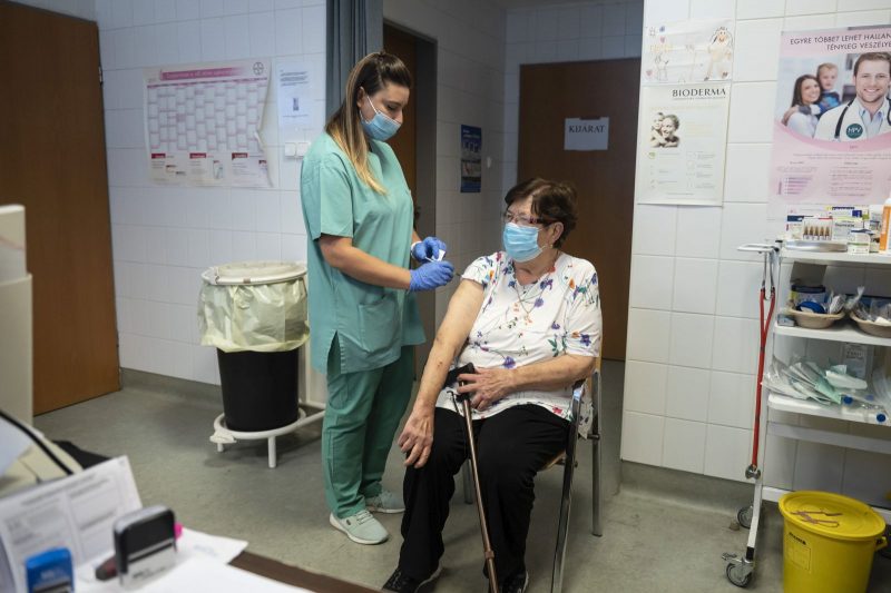 Egy nő megkapja a német-amerikai fejlesztésű Pfizer-BioNTech koronavírus elleni oltóanyag, a Comirnaty-vakcina harmadik, emlékeztető adagját a salgótarjáni Szent Lázár Megyei Kórház oltópontján (Fotó: MTI/Komka Péter)