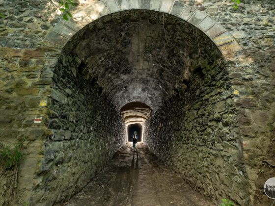 Az egykori kőszállító kisvasút megvilágított alagútja Somoskőújfalu közelében (karancs-medves.info fotó: Komka Péter)
