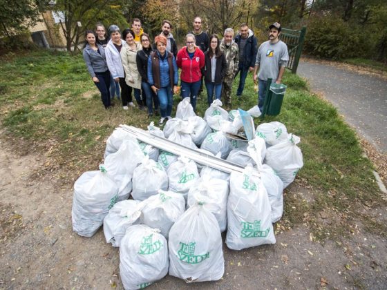 A Nógrád Megyei Kormányhivatal munkatársai is csatlakoztak az önkéntes hulladékgyűjtő akcióhoz (Fotó: Nógrád Megyei Kormányhivatal)