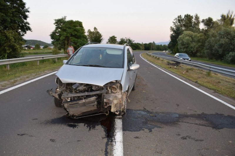 Baleset a 21-es számú főúton Salgótarján határában 2020. június 23-án. Itt a sofőr sérült meg, akivel szemben az alkalmazott alkoholszondás ellenőrzés pozitív eredménnyel zárult. (Fotó: Nógrád Megyei Rendőr-főkapitányság)