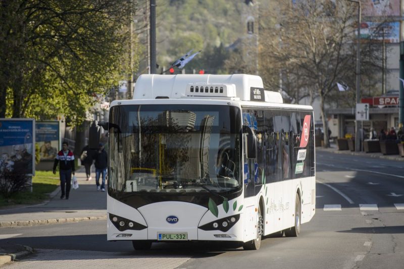 Kiemelt archív fotó: Salgótarján első, a tömegközlekedésben forgalomba állított elektromos autóbusza 2019. április 15-én (Fotó: MTI/Komka Péter)