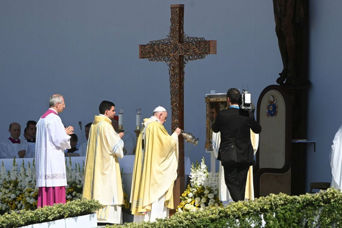 Ferenc pápa az 52. Nemzetközi Eucharisztikus Kongresszus zárómiséjén, a Hősök terén, háttérben a missziós kereszt (Fotó: MTI/Bruzák Noémi)