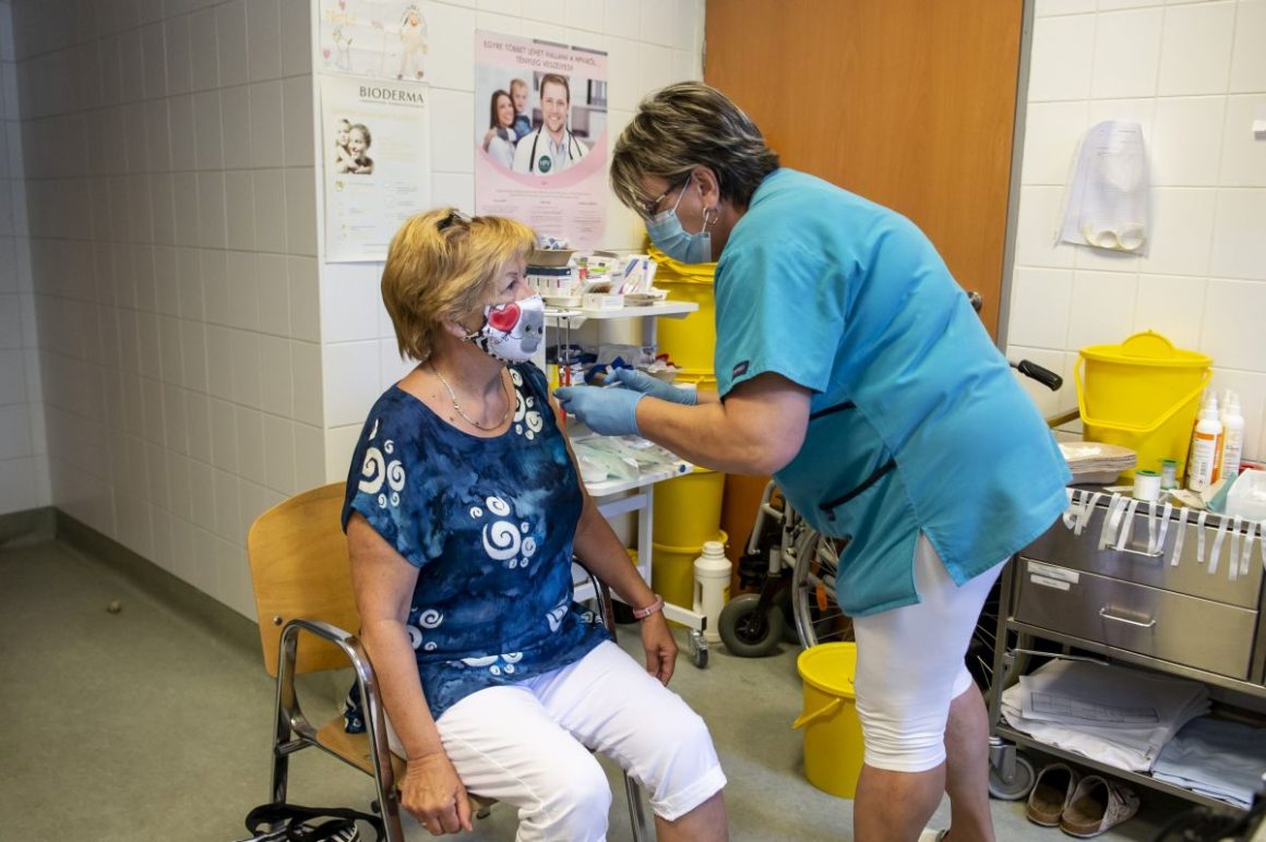 Egy nő megkapja a német-amerikai fejlesztésű Pfizer-BioNTech koronavírus elleni oltóanyag, a Comirnaty-vakcina harmadik, emlékeztető adagját a salgótarjáni Szent Lázár Megyei Kórház oltópontján 2021. augusztus 12-én (Fotó: MTI/Komka Péter)