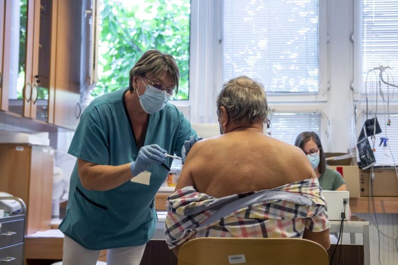 Egy férfi megkapja a német-amerikai fejlesztésű Pfizer-BioNTech koronavírus elleni oltóanyag, a Comirnaty-vakcina harmadik, emlékeztető adagját a salgótarjáni Szent Lázár Megyei Kórház oltópontján 2021. augusztus 12-én (Fotó: MTI/Komka Péter)