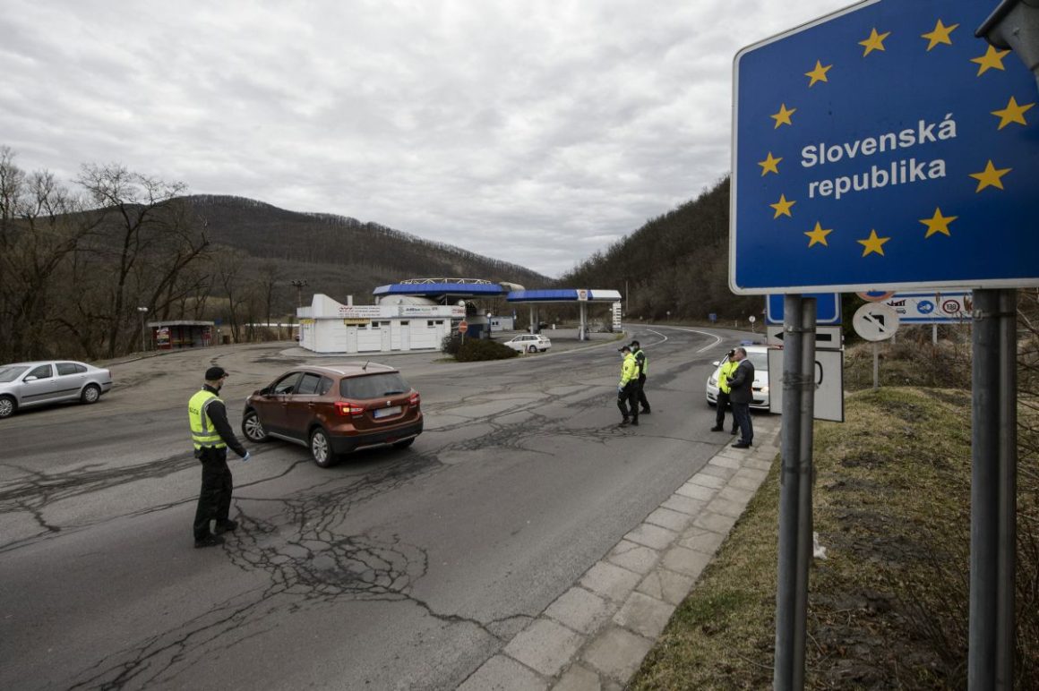 Magyarország felé visszaforduló autós a Somoskőújfalu és Sátorosbánya közötti határátkelőhelyen (Fotó: MTI/Komka Péter)