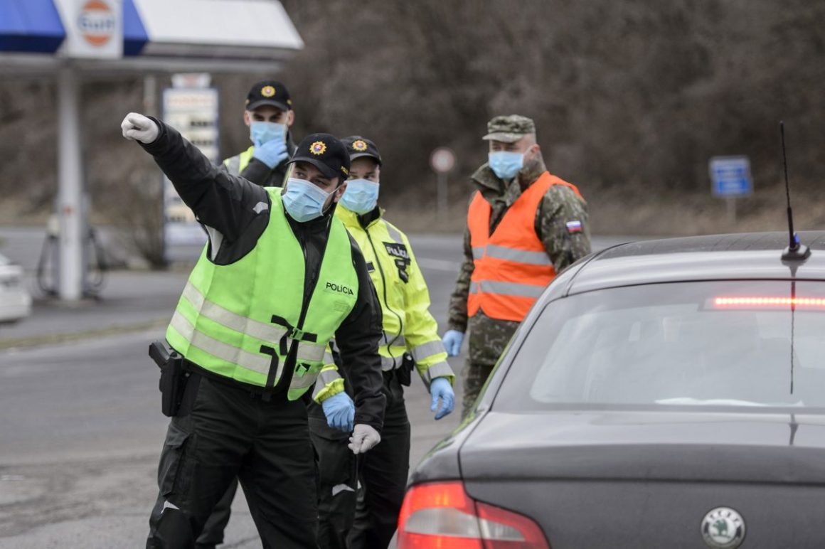 Szlovák rendőr visszafordít egy személygépkocsit Magyarország felé a Somoskőújfalu és Sátorosbánya közötti határátkelőhelyen (Fotó: MTI/Komka Péter)