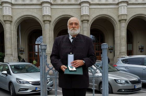 Murányi Sándor, kezében a Magyar Érdemrend Lovagkereszt polgári tagozata kitüntetéssel (Beküldött fotó)