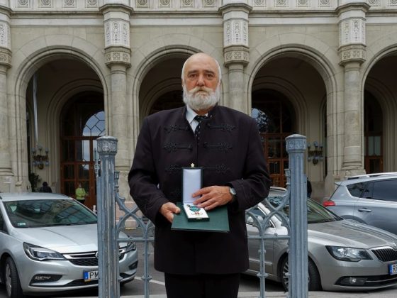 Murányi Sándor, kezében a Magyar Érdemrend Lovagkereszt polgári tagozata kitüntetéssel (Beküldött fotó)