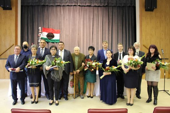 Az idei díjazottak és kitüntetettek Farkas Attila polgármester társaságában (Fotó: Pásztó Városi Önkormányzat)