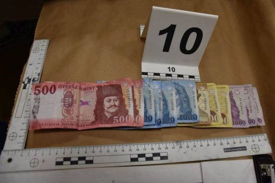 Egy kocsmai vendégtől pénztárcát vette el, a rendőrségi felvételen a zsákmány, mely kevesebb mint tíz percig volt a kezében (Archív fotó: Nógrád Megyei Rendőr-főkapitányság)