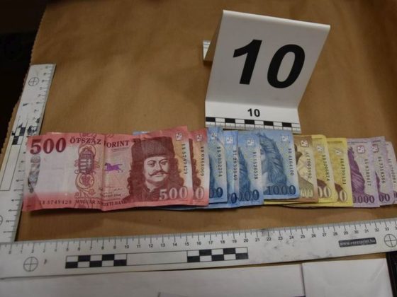 Egy kocsmai vendégtől pénztárcát vette el, a rendőrségi felvételen a zsákmány, mely kevesebb mint tíz percig volt a kezében (Archív fotó: Nógrád Megyei Rendőr-főkapitányság)